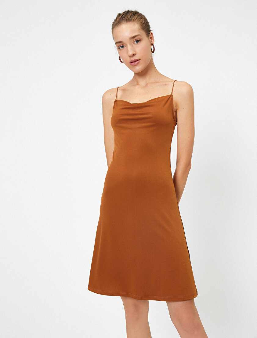 İnce Askılı Degaje Yaka Mini Elbise