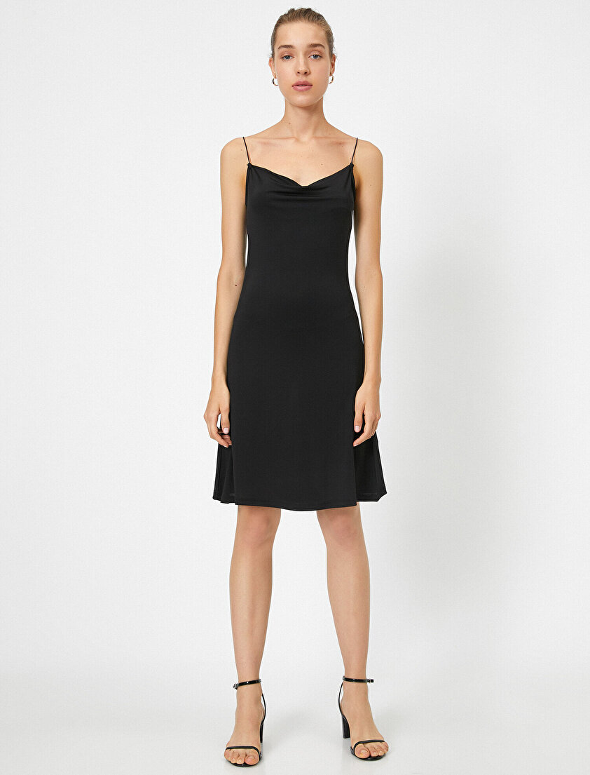 İnce Askılı Degaje Yaka Mini Elbise