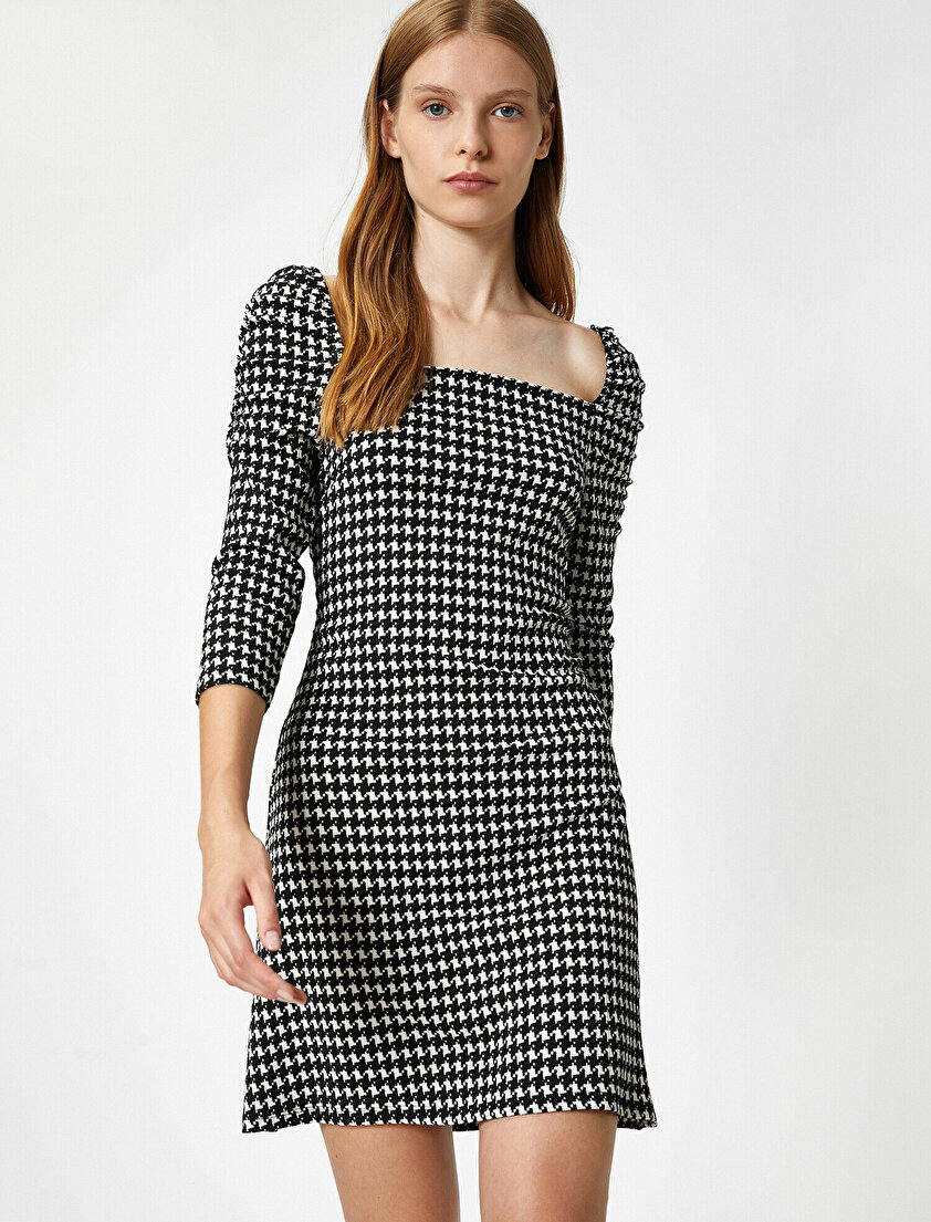 Kare Yaka Kazayağı Desenli Mini Elbise