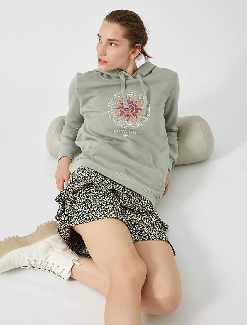 Uzun Kollu Kapüşonlu Baskılı Sweatshirt
