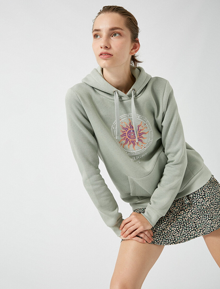 Uzun Kollu Kapüşonlu Baskılı Sweatshirt