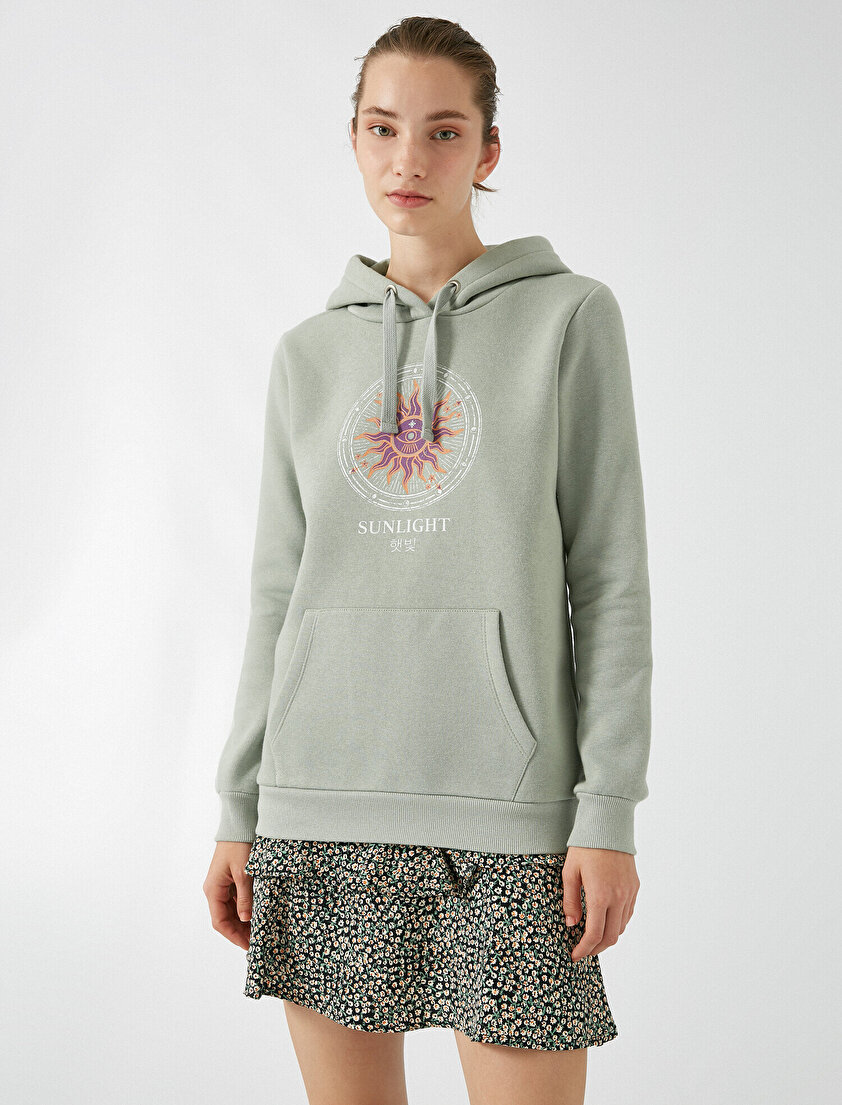 Uzun Kollu Kapüşonlu Baskılı Sweatshirt