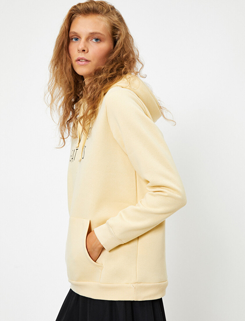 Kapüşonlu Yazılı Baskılı Cepli Sweatshirt