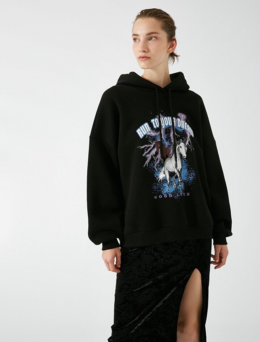Kapüşonlu Yazılı Baskılı Uzun Kollu Sweatshirt