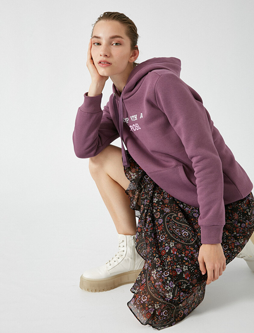 Uzun Kollu Kapüşonlu Sloganlı Sweatshirt