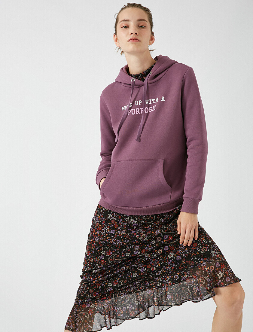 Uzun Kollu Kapüşonlu Sloganlı Sweatshirt