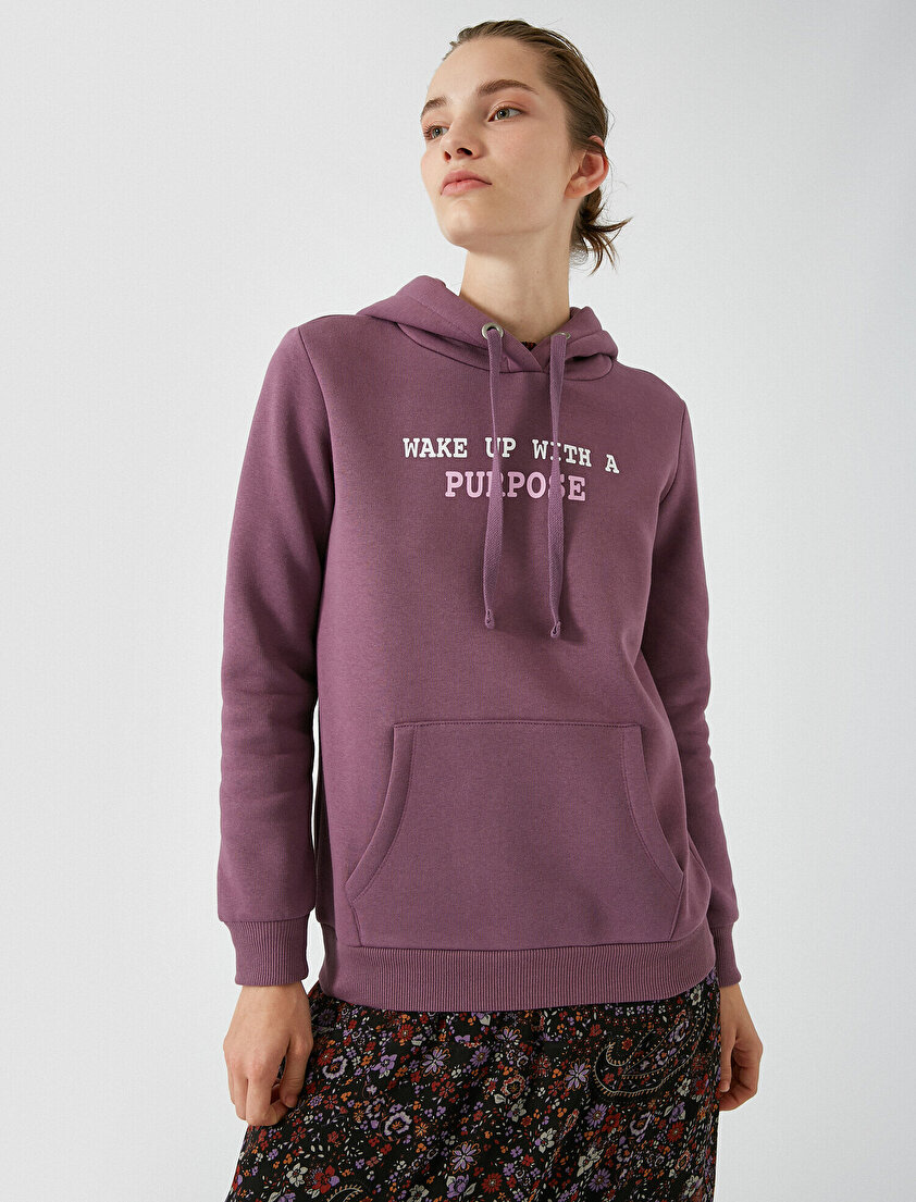 Uzun Kollu Kapüşonlu Sloganlı Sweatshirt