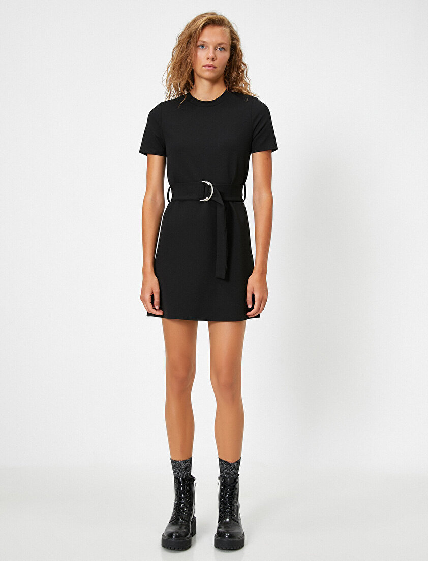 Bisiklet Yaka Kısa Kollu Kemerli Kısa Elbise