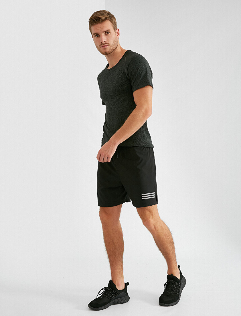 Şerit Detaylı Şort