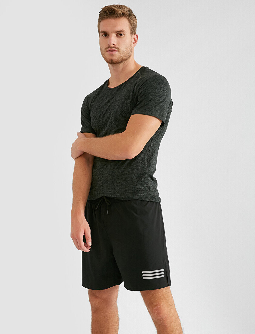 Şerit Detaylı Şort