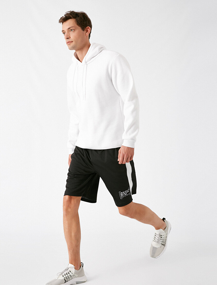 Şerit Detaylı Slogan Baskılı Şort