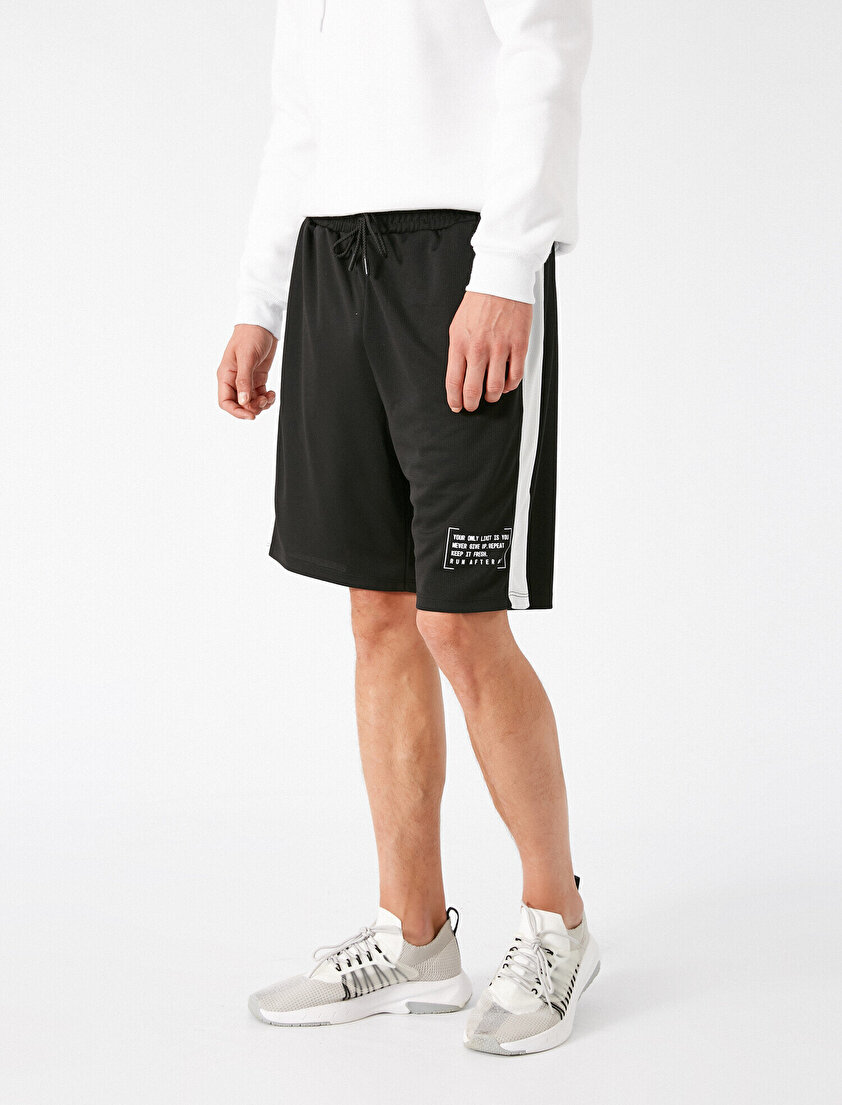 Şerit Detaylı Slogan Baskılı Şort