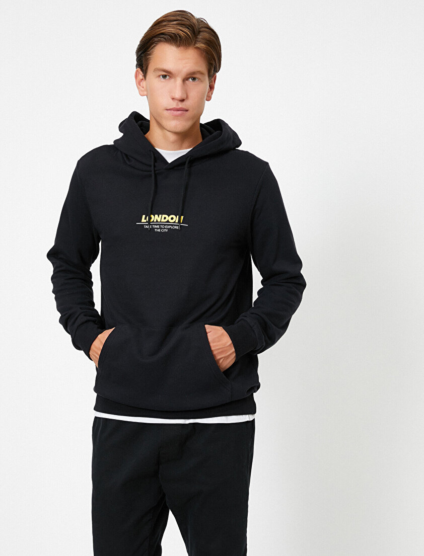 Kapüşonlu Sırtı Yazılı Baskılı Uzun Kollu Sweatshirt