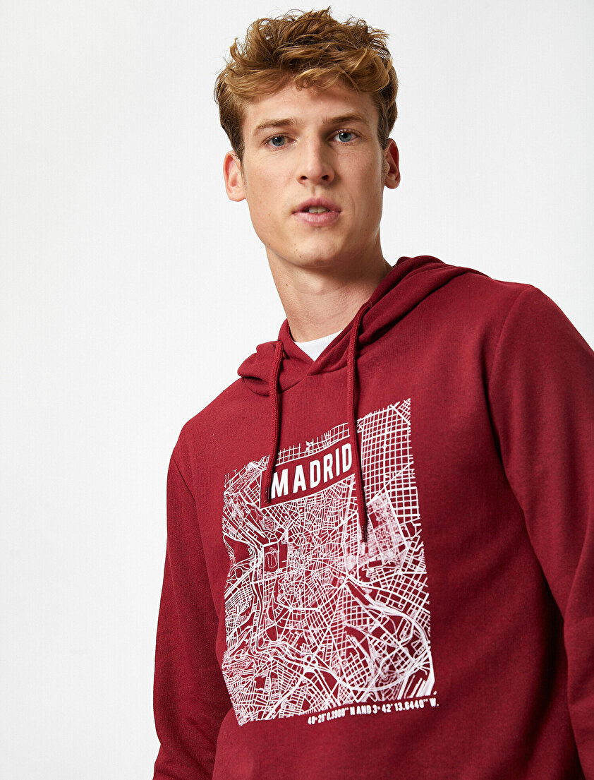 Uzun Kollu Kapüşonlu Baskılı Sweatshirt