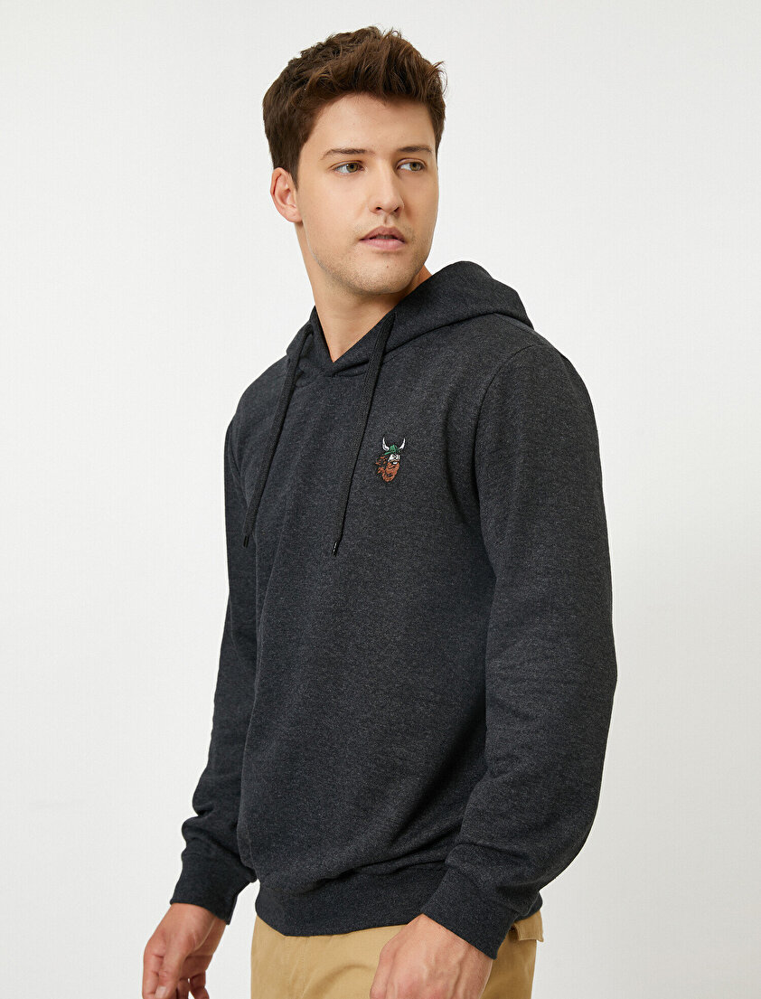 Kapüşonlu Nakış İşlemeli Sweatshirt