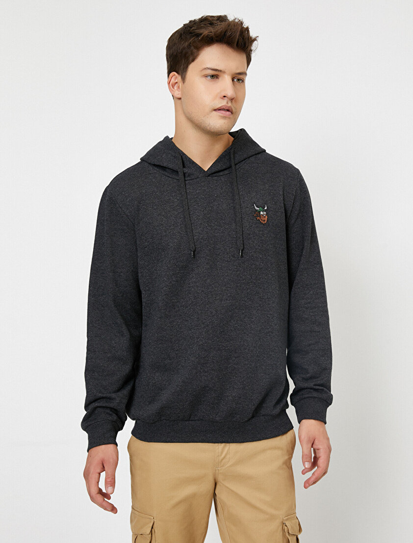 Kapüşonlu Nakış İşlemeli Sweatshirt