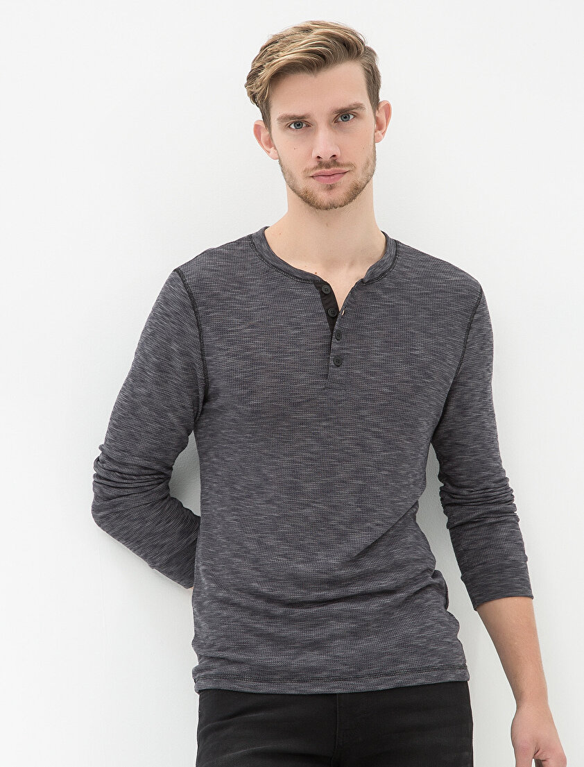 Düğme Detaylı T-Shirt