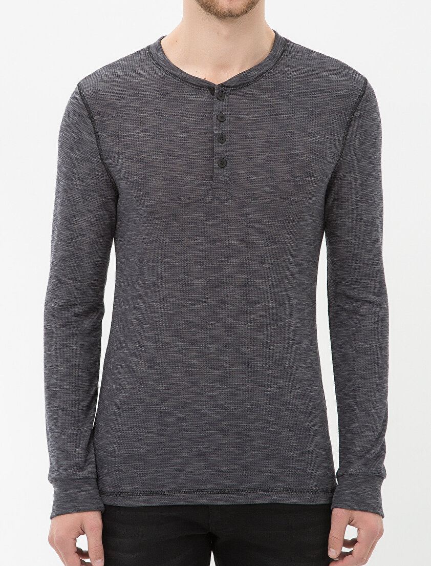 Düğme Detaylı T-Shirt