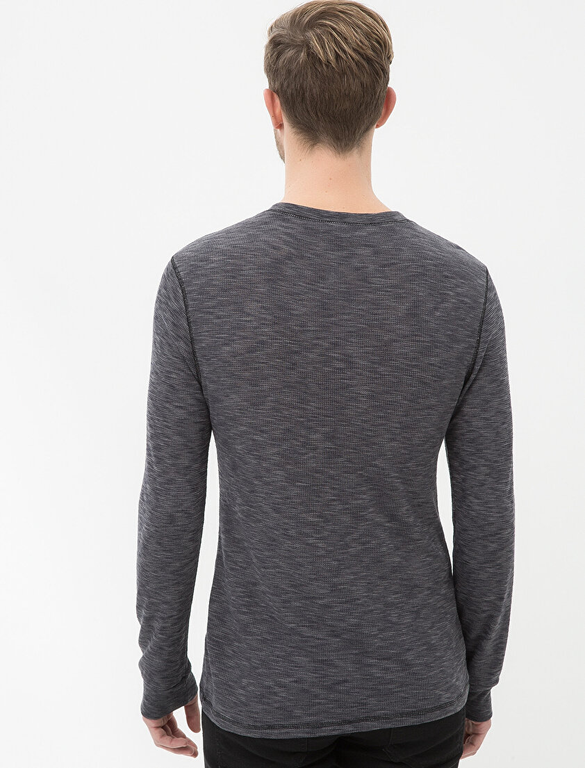 Düğme Detaylı T-Shirt