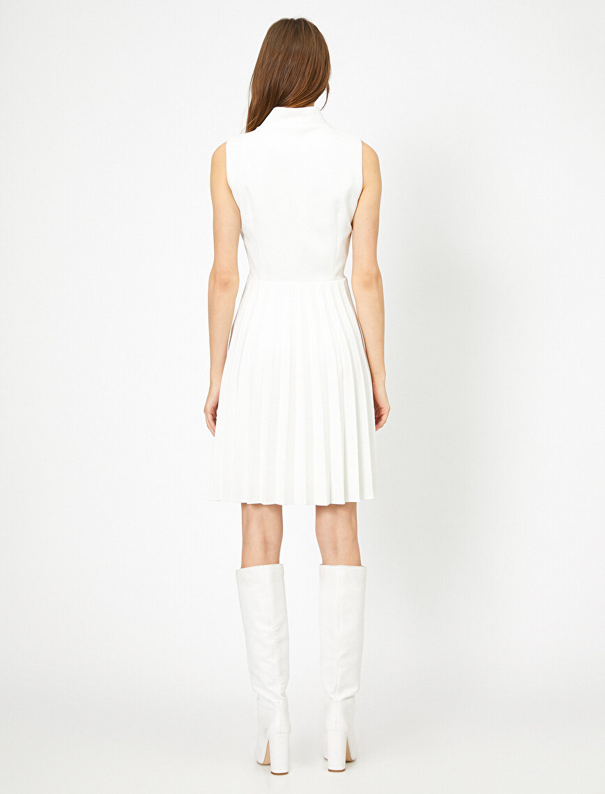 Kolsuz Eteği Pilise Detaylı Beyaz Elbise