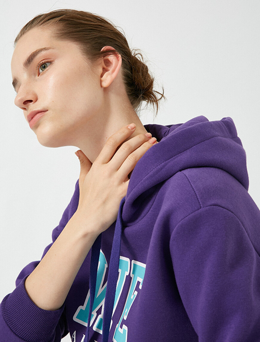 Kapüşonlu Yazılı Baskılı Cepli Sweatshirt